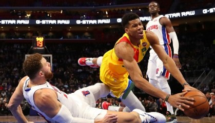  字母哥蝉联常规赛MVP，雄鹿领跑东部  