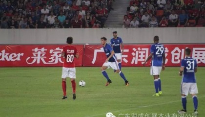  奥格斯堡定位球战术奏效，头球制胜拿下比赛