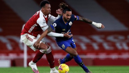  阿森纳防线失误造致命失球  