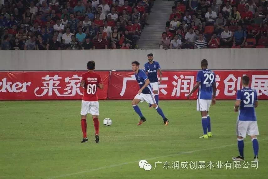  奥格斯堡定位球战术奏效，头球制胜拿下比赛