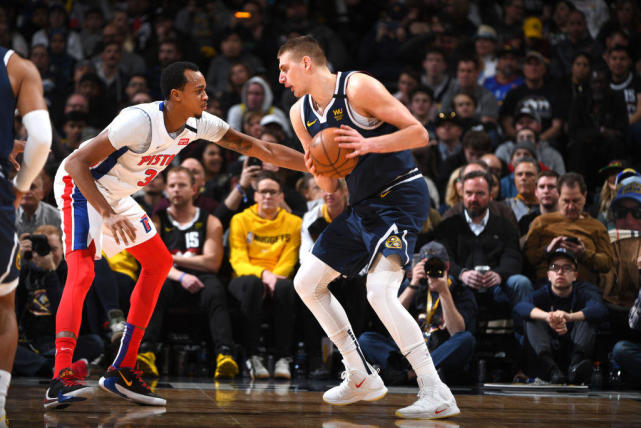  詹姆斯全能数据领航，湖人加时鏖战力擒掘金